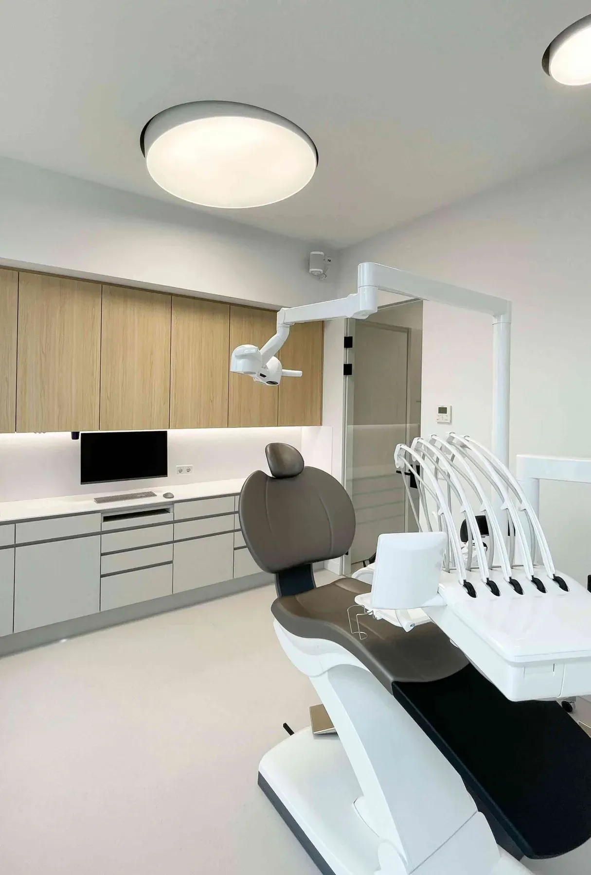 Mondzorgcentrum Oosterheem: de behandelkamer, entree, balie en gang van de praktijk