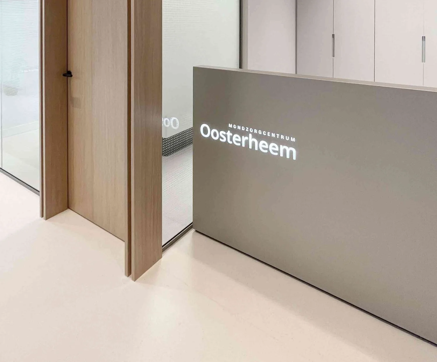Een klikgebit dat op implantaten vastklikt