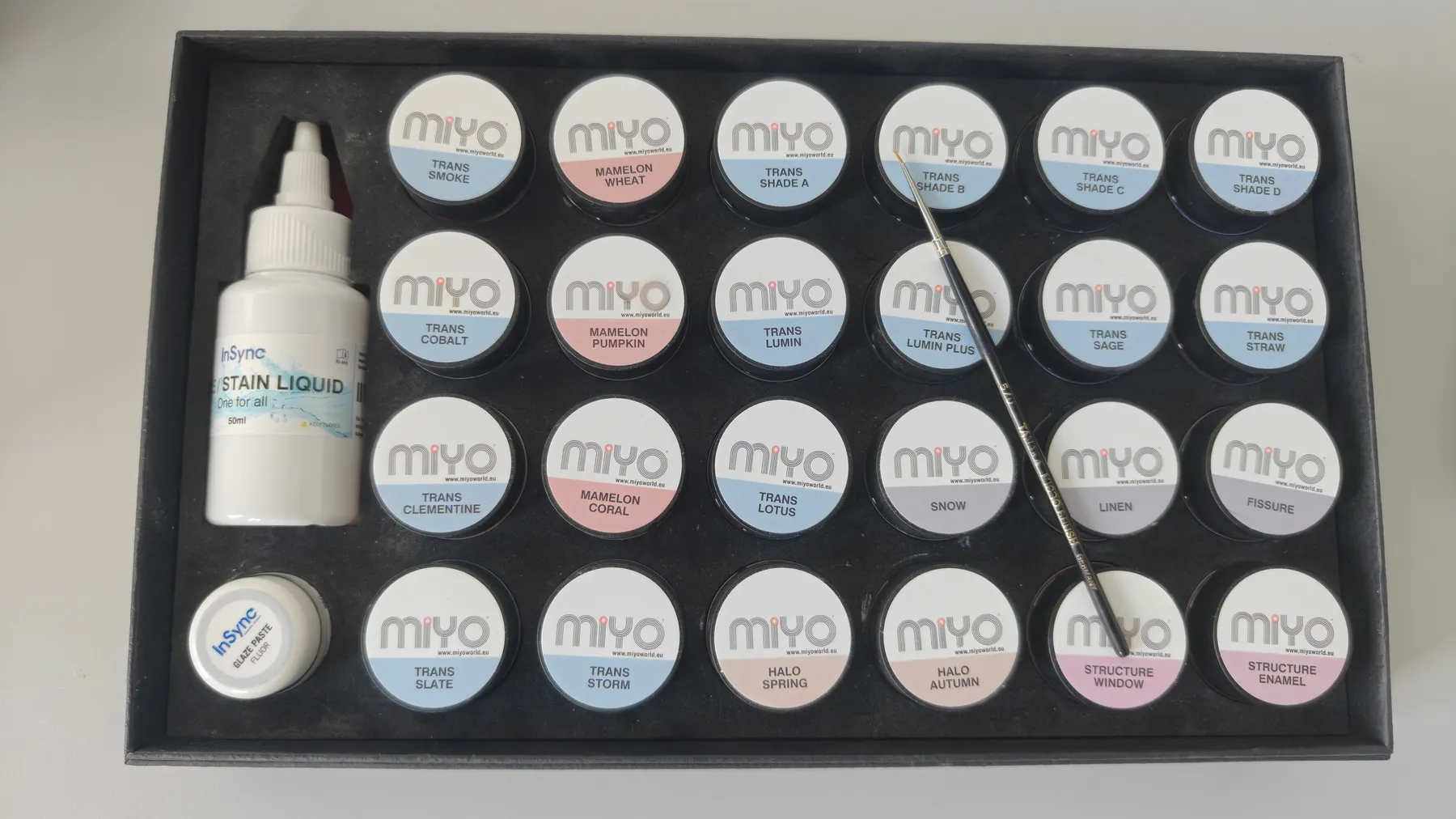 De MIYO-kleuren waarmee we restauraties in ons eigen lab met de hand afwerken