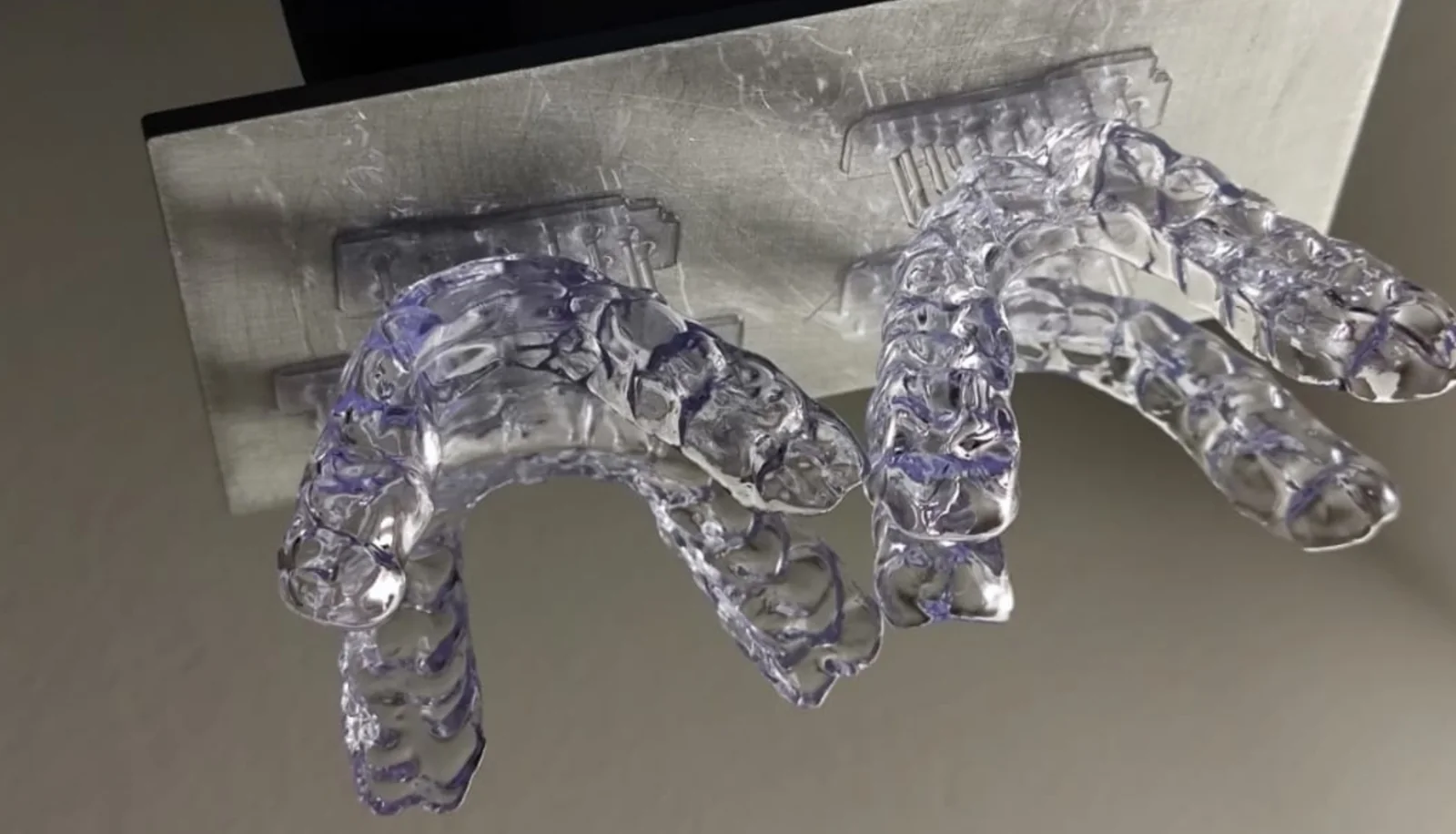 Vier 3D-geprinte transparante knarsbeugels op de printplaat